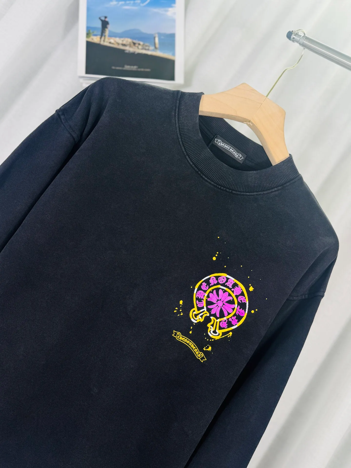 P270 top version, real shot without P, ​​different from market currency) 𝗖𝗵𝗿𝗼𝗺𝗲 𝗛𝗲𝗮𝗿𝘁𝘀/Croxin 2025 3D three-dimensional autumn and winter new original single counter American laser burnt 3D offset printing couple casual sweatshirt 👑The highest version! Customized fabric 430g tripe terry fabric! American pickling and distressing, fried snowflakes, 3D offset printing, best-selling model at the counter, very comfortable to wear. Accessories: original molded and authenticated collar label➕100% silk wash water label. Genuine purchase-grade original hangtag➕matching hanging rope➕3D hanging beads➕original packaging bag. Craftsmanship: The original version has consistent wiring! The highest version of the armhole matching technique! Color: Gray Black Size: S M L XL Style No.: 9317
